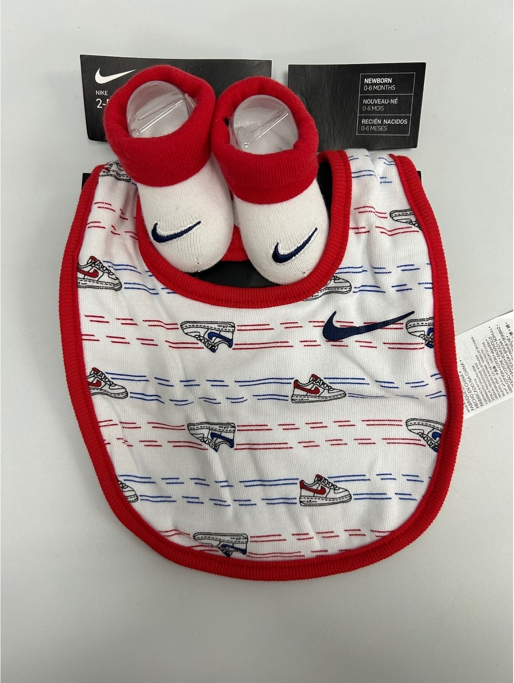 Nike Newborn 2-Piece Bib and Booties Set 0-6 Months
